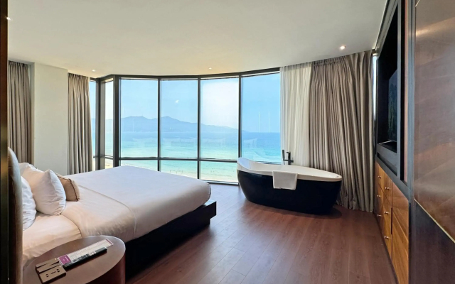 Holiday Beach Hotel Danang