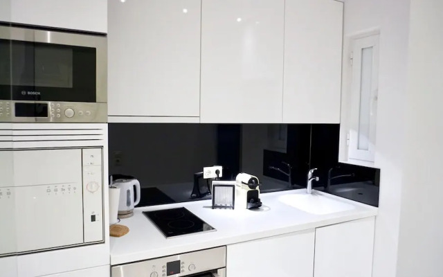 Central & Elegant Apt in Athens