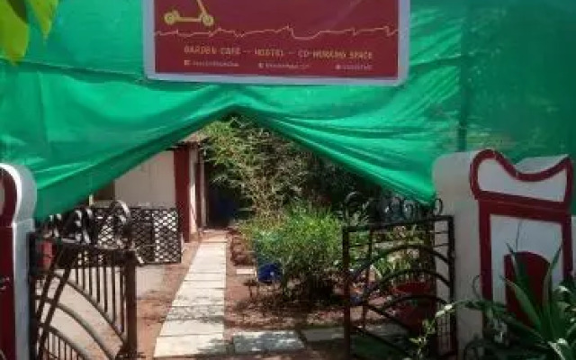 Session Haus Hostel