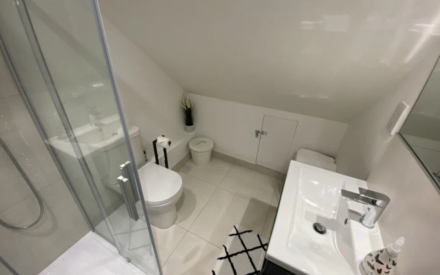 5 Star Unique Luxury Detached Apartment in Windsor