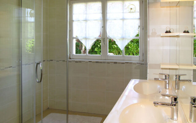 Holiday Home Le Saint Vigor (BAX400)