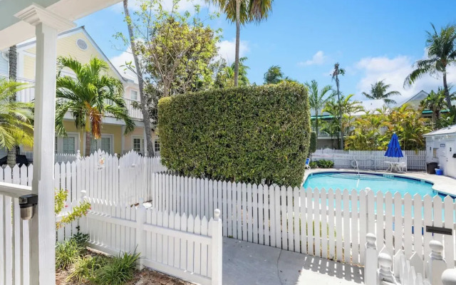 Linger Longer by Avantstay Key West Walkable Gated Community, Shared Pool Week Long Stays Only