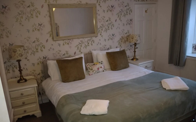 5 Bedrooms/sleeps 10-12/free Wifi & Parking/garden