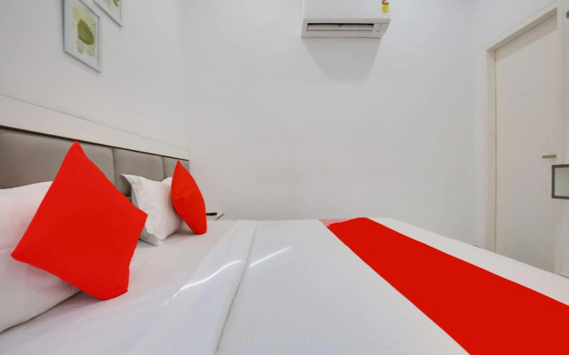 OYO Flagship 80590 Sky White House