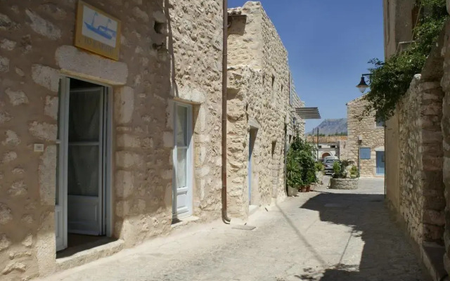 To Karavi Guesthouse