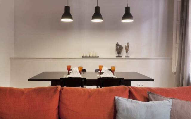 Welcoming 2 Bed With Balcony in Gracia