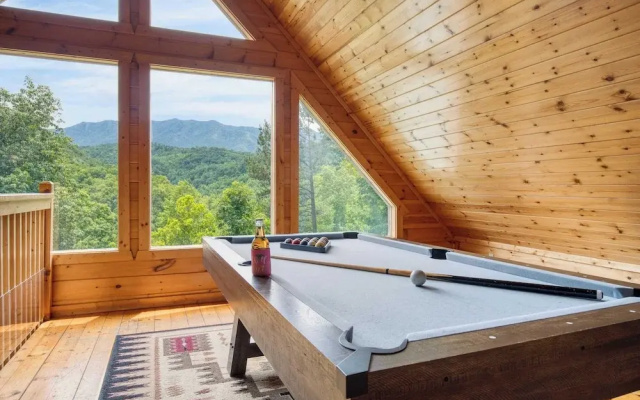 Triple Mountain View by Avantstay: Hot Tub, Game Room & Stunning Smoky Mountain Views