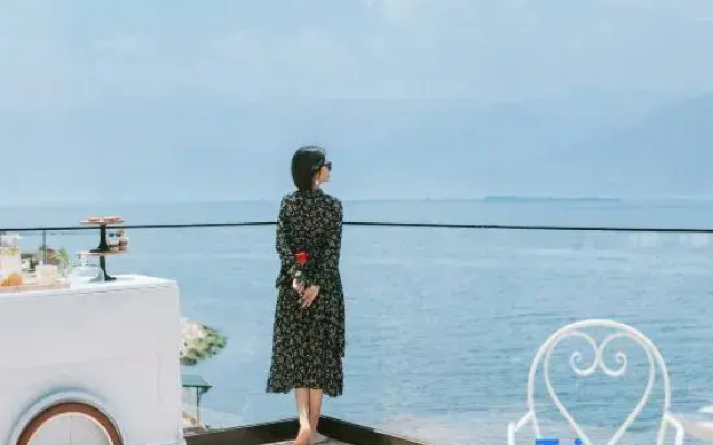 Dali Small Courtyard Sea and Cloud Inn