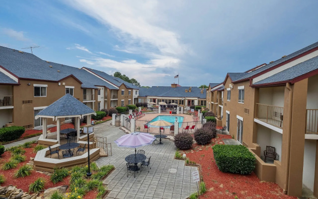Red Roof Inn PLUS+ & Suites Knoxville West-Cedar Bluff