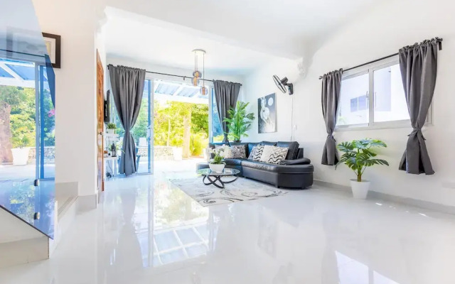 New Stylish 3BR Villa With Private Pool Terrace