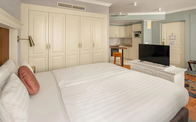 Queen's Court Hotel & Residence