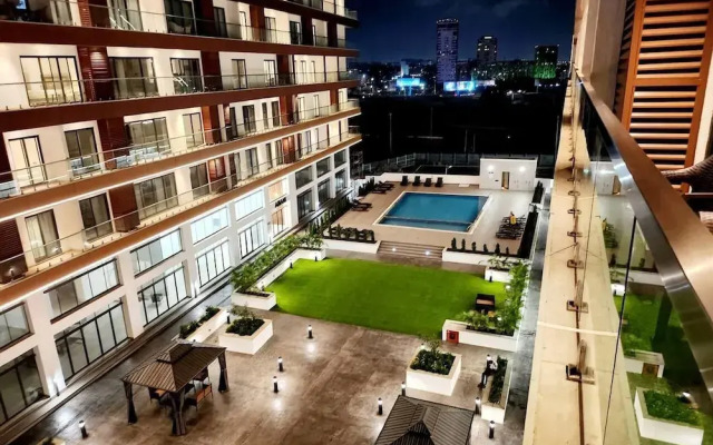 Elegant & Luxury Gem-5 Star Location -pools, Gym!