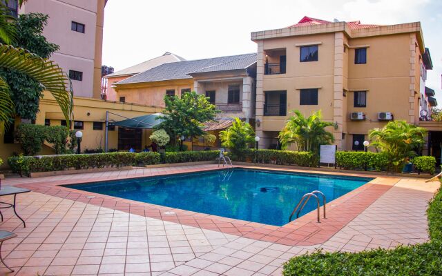 Dees Hotels, Apartments and Suites