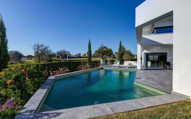 Casa Blanca Magnificent 4 Bedroom Villa With MOD