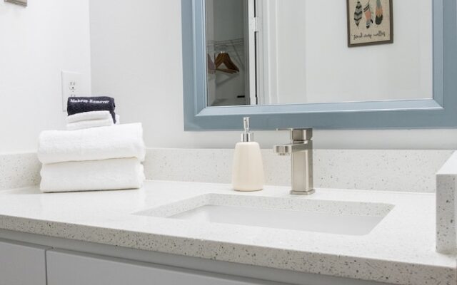 1 BR Apt Near AA Center with Parking by Frontdesk