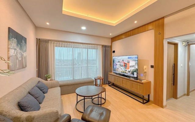 Modern Look With Wooden Accent 3Br At Kondominium Puncak Marina Apartment – Guest Rooms – Surabaya
