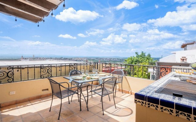 Centro 2BR Home with Rooftop Terrace