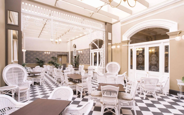 Hadley's Orient Hotel