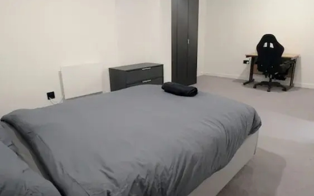 2 Bed Flat - Sleeps 4 - Parking - Wifi