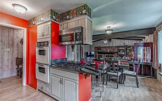 Mustang Hideaway - Three Bedroom Cabin