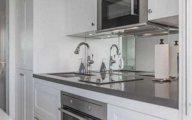 QuickStay - Chic in Yorkville (Yonge & Bloor)