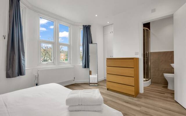 Charming 2-bed Apartment in South West London