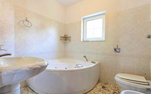 Apt w Jacuzzi, Balcony & sea View, 3 min to Beach
