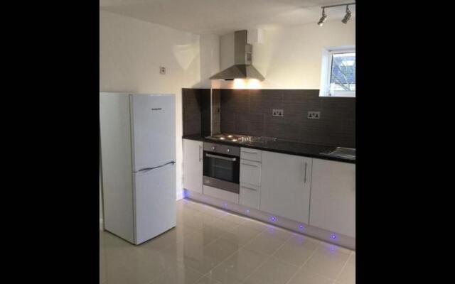 Small Modern Comfortable 2 Bedroom Apartment - Cmyr