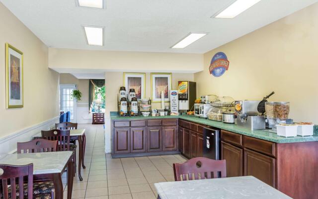 Super 8 by Wyndham Orangeburg North