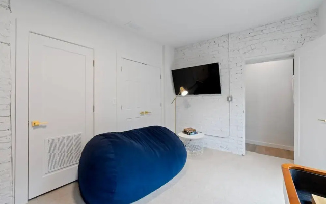 Chic 4-bedroom Haven Designer s Dream Home