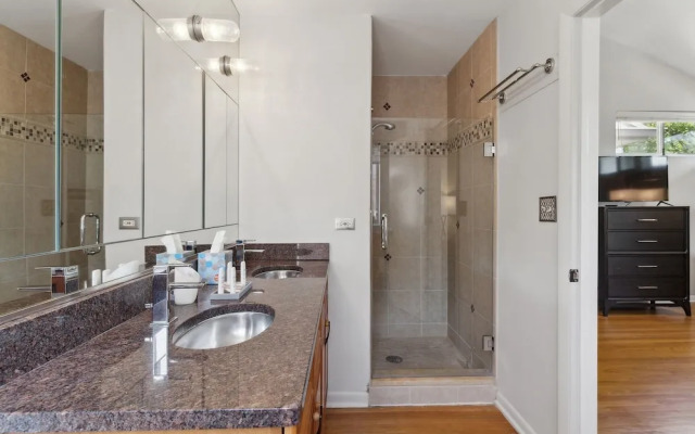 Family-Friendly South Loop Escape by RedAwning