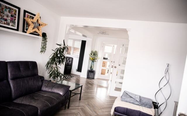 3 Bed House - Sleeps 6 - Garden - Parking - Wifi