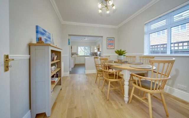 Super 5 Bedroom Family Friendly Retreat Rustington