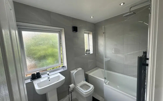 Airport House - Long Stays, Near Hospital!