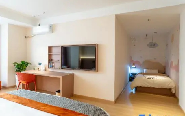 Huanxi Homestay (Xinyang High-Speed Railway Station)