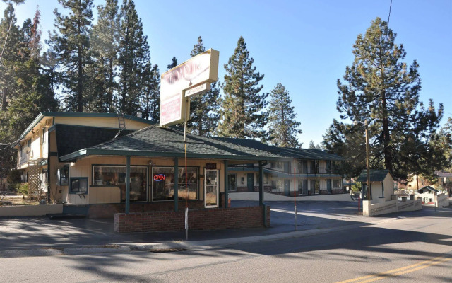 Cedar Inn & Suites