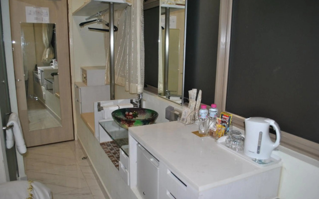 Jayleen Clarke Quay Hotel