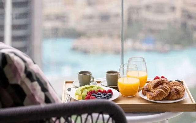 Burj Crown Lux Apartment by Dubai Mall