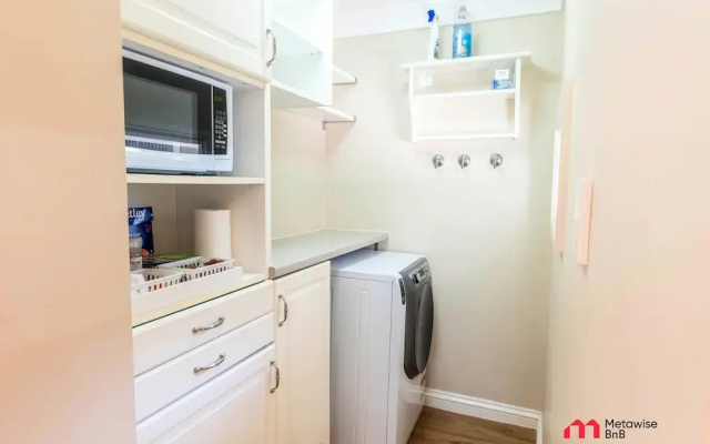 Metawisebnb Waterfront 3BR Coastal Escape