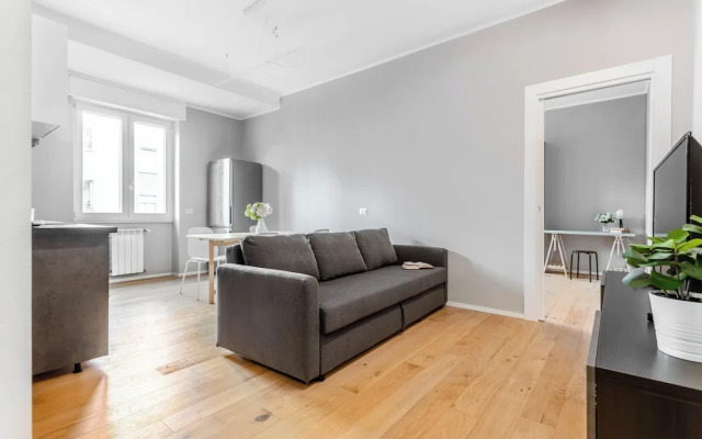 Charming flat with desk