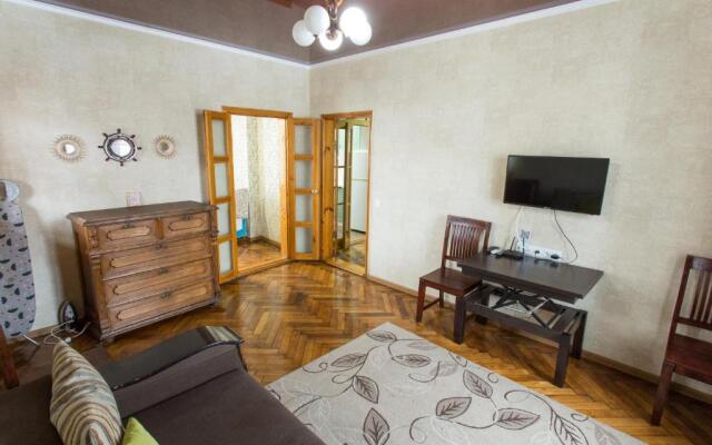 Royal Apartment On Bazhanova 11 A