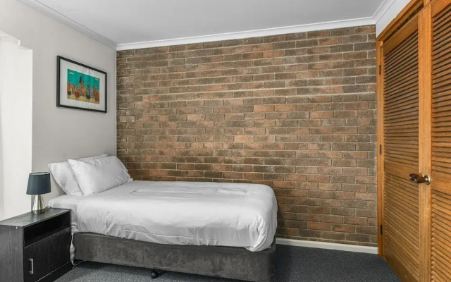 2-bed Townhouse Retreat in Sandy Bay With Parking