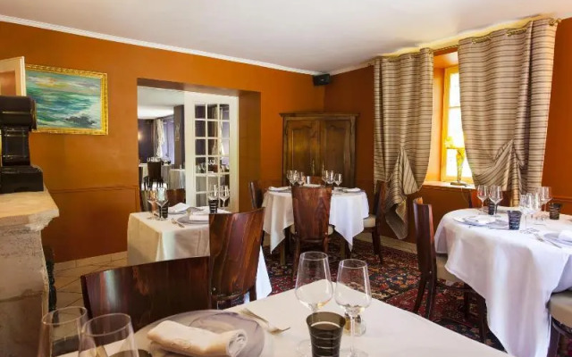 Logis Hotel la Source Bleue