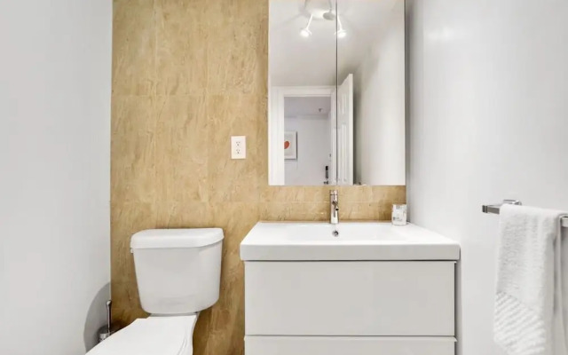 1 Bedroom +den Bay View Or620