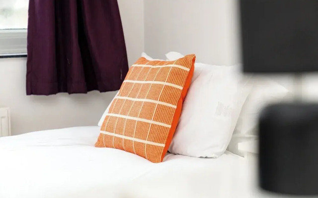 Comfortable 3-bed, 2-bath Basingstoke Stay