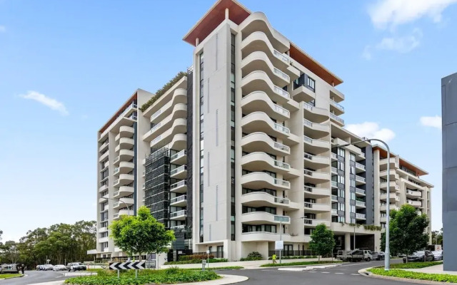 Luxe 2-bed: Modern Interiors, Balcony & BBQ Area