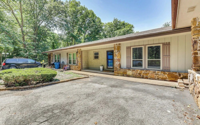 Serene Bella Vista Getaway Near Trails!