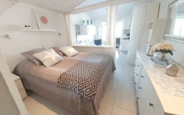 Central Apartment With Sea Views