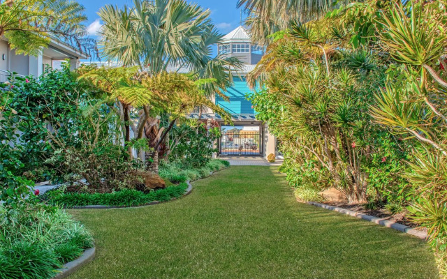 Waters Edge Apartment with Jetty