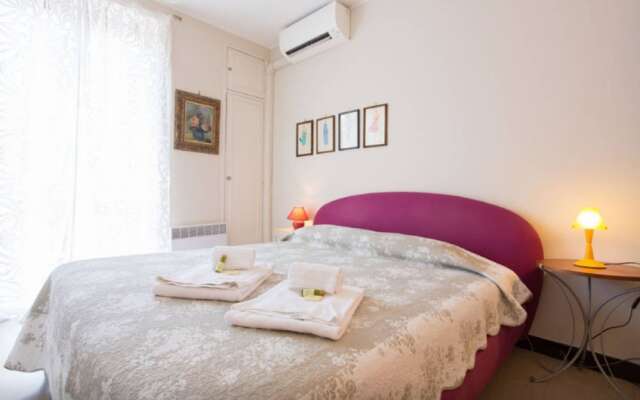 Large 1 Bedroom with Balcony City Centre